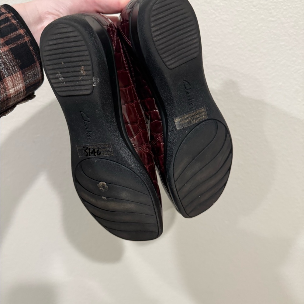 Clarks Burgundy Croc-Embossed Loafers 8.5 - Picture 5 of 6